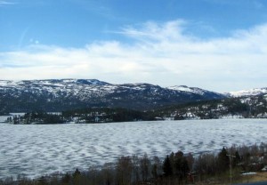 der See Sovatnet (280m über den Meer) noch zugefroren